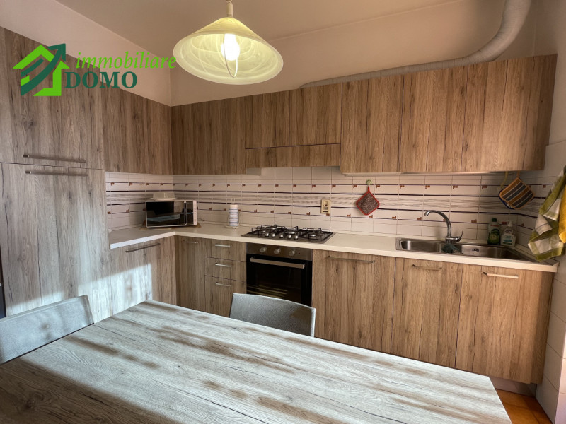 Schio: comodo a tutti i servizi, appartamento tricamere, al piano primo su contesto di 4 unità, c...