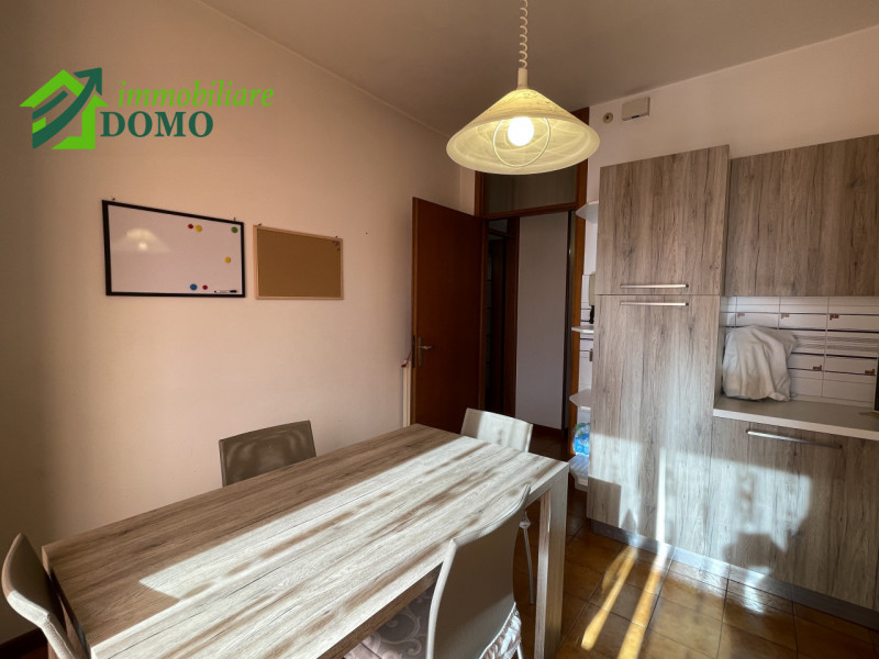 Schio: comodo a tutti i servizi, appartamento tricamere, al piano primo su contesto di 4 unità, c...