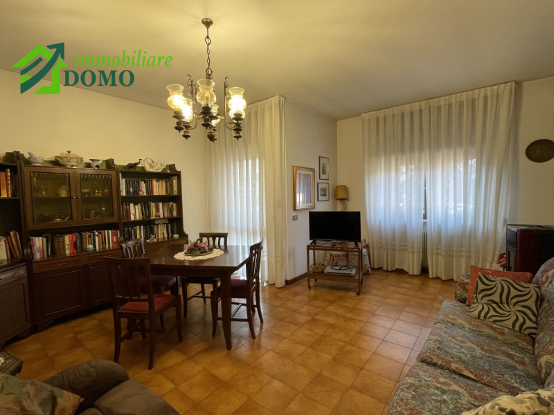 Schio: comodo a tutti i servizi, appartamento tricamere, al piano primo su contesto di 4 unità, c...