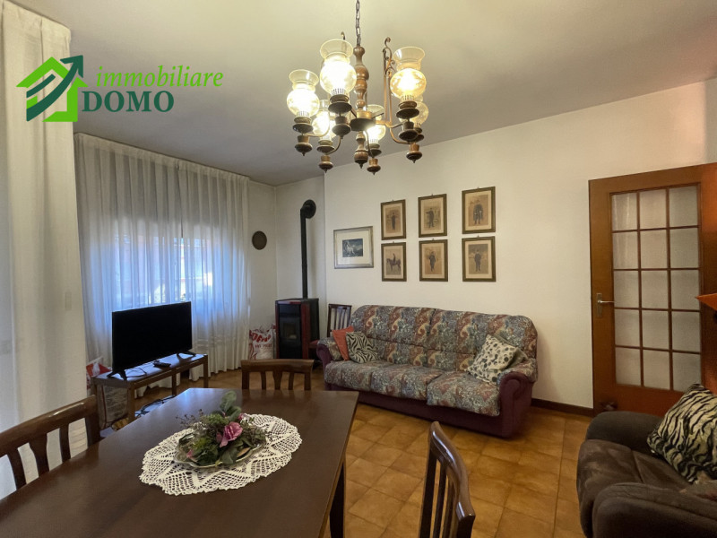 Schio: comodo a tutti i servizi, appartamento tricamere, al piano primo su contesto di 4 unità, c...