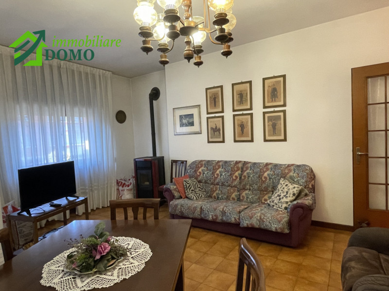 Schio: comodo a tutti i servizi, appartamento tricamere, al piano primo su contesto di 4 unità, c...