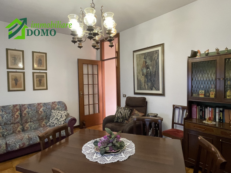 Schio: comodo a tutti i servizi, appartamento tricamere, al piano primo su contesto di 4 unità, c...