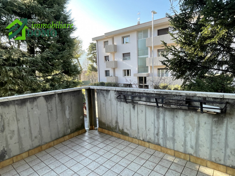 Schio: comodo a tutti i servizi, appartamento tricamere, al piano primo su contesto di 4 unità, c...