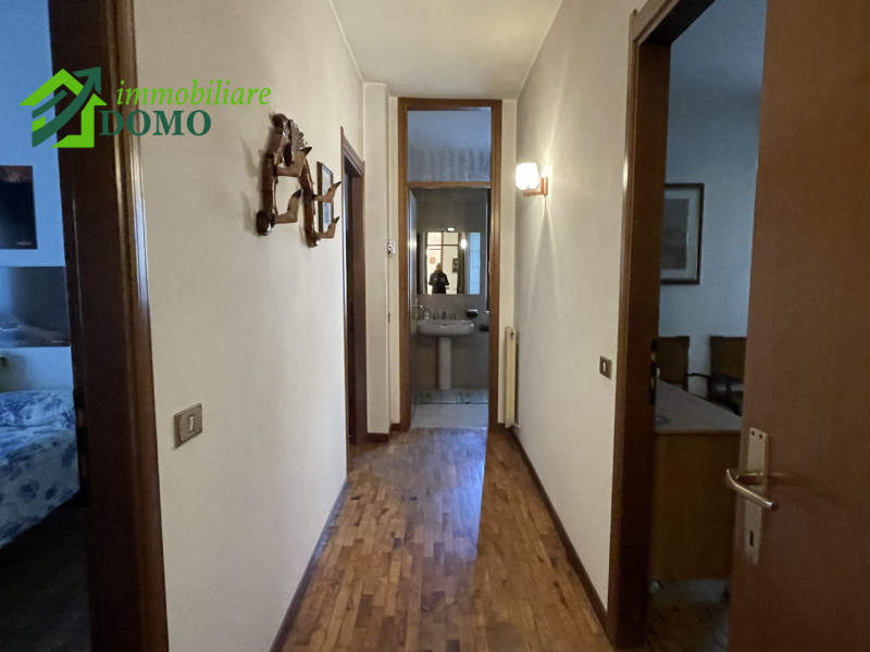 Schio: comodo a tutti i servizi, appartamento tricamere, al piano primo su contesto di 4 unità, c...