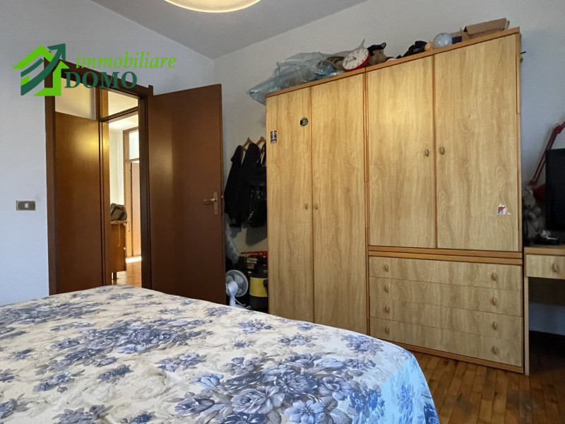 Schio: comodo a tutti i servizi, appartamento tricamere, al piano primo su contesto di 4 unità, c...