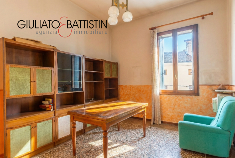 VICENZA CENTRO - SAN MARCO: , siamo a proporre appartamento quadrilocale, un servizio, sito sull'...