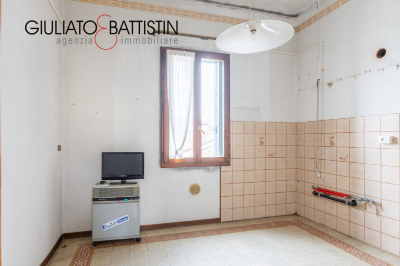 VICENZA CENTRO - SAN MARCO: , siamo a proporre appartamento quadrilocale, un servizio, sito sull'...