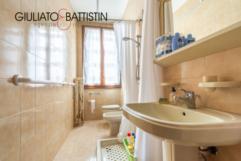 VICENZA CENTRO - SAN MARCO: , siamo a proporre appartamento quadrilocale, un servizio, sito sull'...