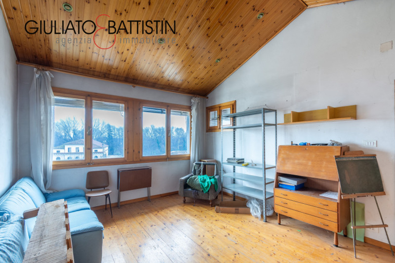 VICENZA CENTRO - SAN MARCO: , siamo a proporre appartamento quadrilocale, un servizio, sito sull'...