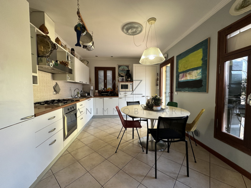 Nel pieno centro storico di Castelfranco Veneto, proponiamo in vendita un esclusivo e prestigioso...