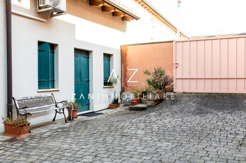 Nel pieno centro storico di Castelfranco Veneto, proponiamo in vendita un esclusivo e prestigioso...