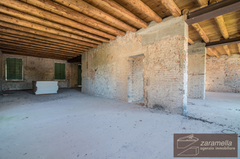 Su prestigioso palazzo d'epoca del 1700 in fase di completa ristrutturazione, nel quale si realiz...