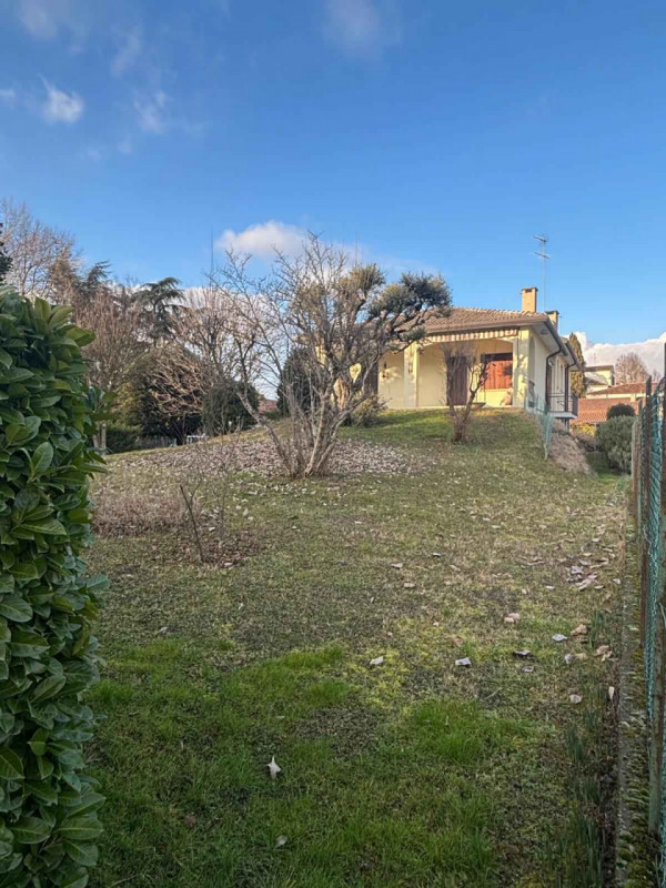 Noventa Padovana casa accostata di 256 mq, in posizione molto tranquilla,  composta al piano terr...