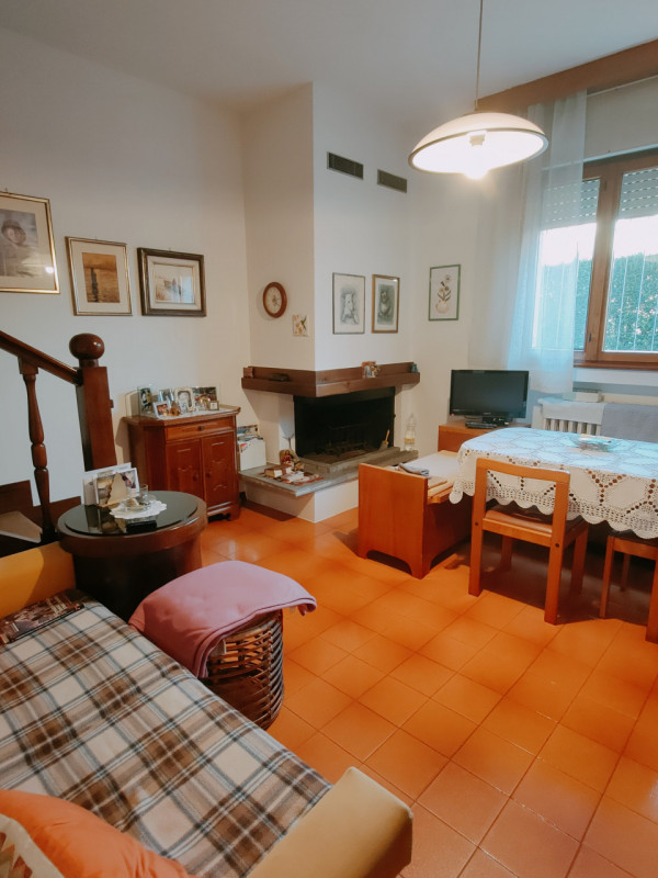 Noventa Padovana bifamiliare intera di complessivi 355 mq con circa 1800 mq di giardino, posizion...