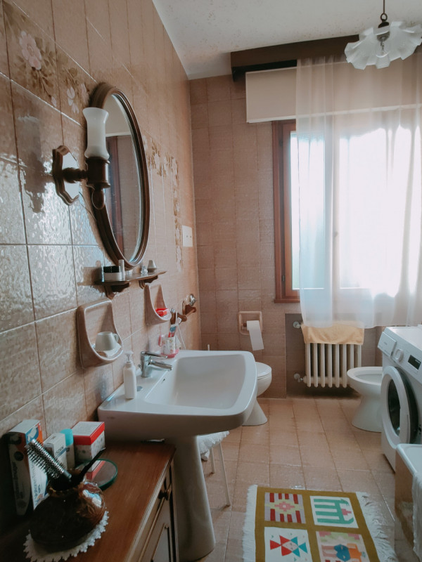 Noventa Padovana bifamiliare intera di complessivi 355 mq con circa 1800 mq di giardino, posizion...