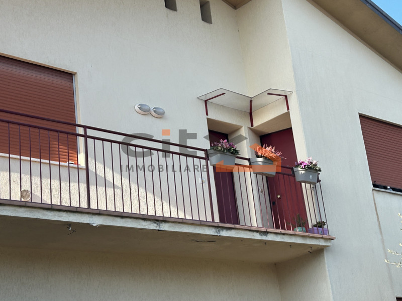 Proponiamo in affitto un luminoso appartamento trilocale di 77 mq situato nella splendida cittadi...