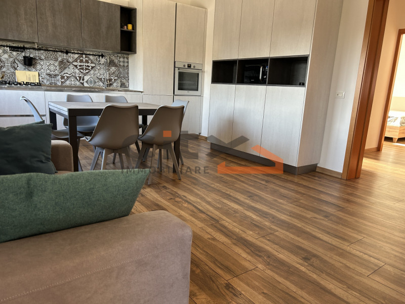 Proponiamo in affitto un luminoso appartamento trilocale di 77 mq situato nella splendida cittadi...