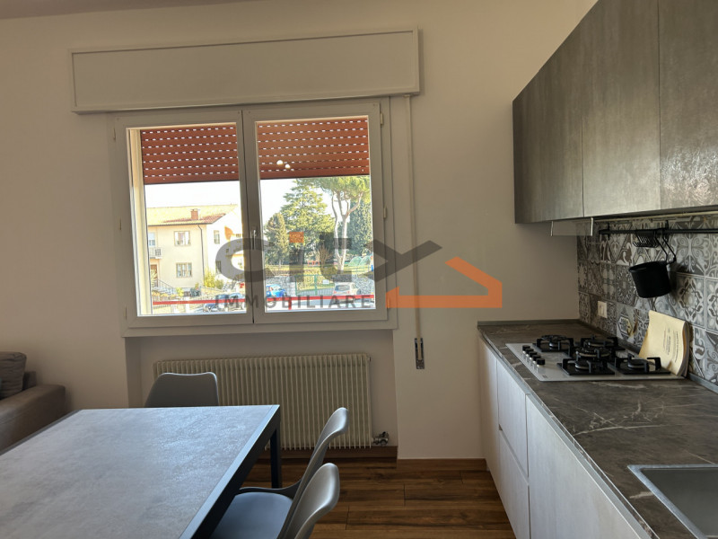 Proponiamo in affitto un luminoso appartamento trilocale di 77 mq situato nella splendida cittadi...