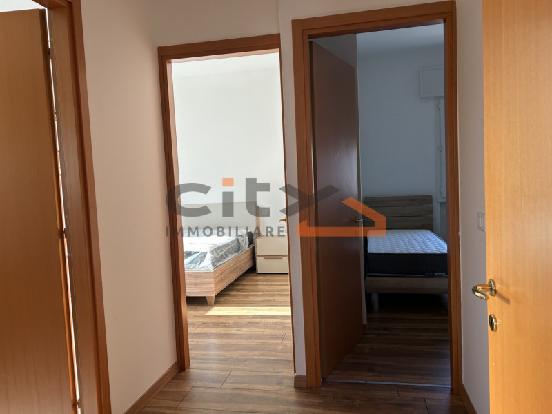 Proponiamo in affitto un luminoso appartamento trilocale di 77 mq situato nella splendida cittadi...