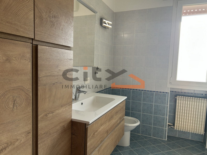 Proponiamo in affitto un luminoso appartamento trilocale di 77 mq situato nella splendida cittadi...