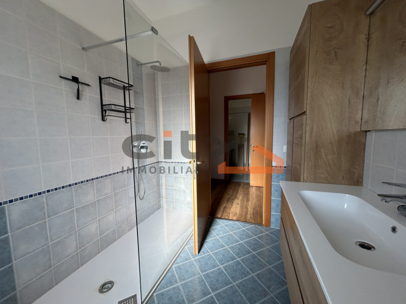 Proponiamo in affitto un luminoso appartamento trilocale di 77 mq situato nella splendida cittadi...