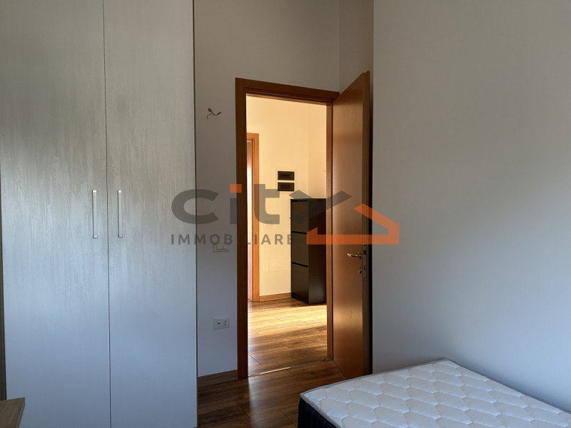 Proponiamo in affitto un luminoso appartamento trilocale di 77 mq situato nella splendida cittadi...