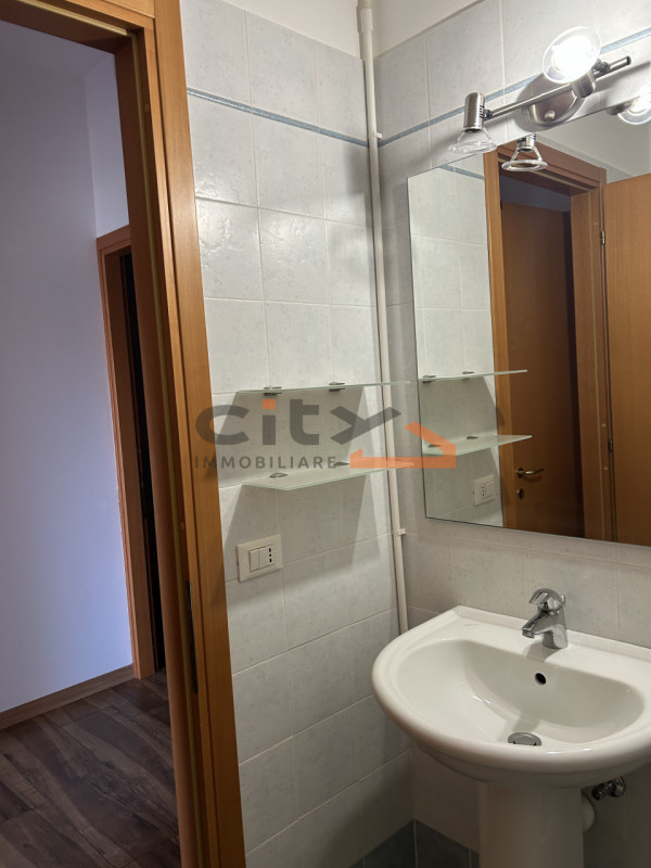 Proponiamo in affitto un luminoso appartamento trilocale di 77 mq situato nella splendida cittadi...