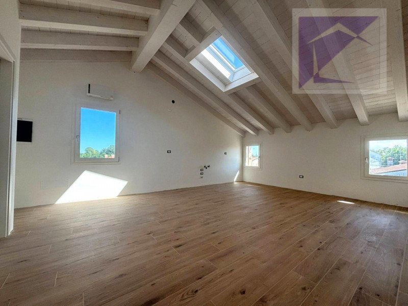 Loreggia, in frazione Loreggiola, in un esclusivo contesto di sole tre unità abitative, proponiam...