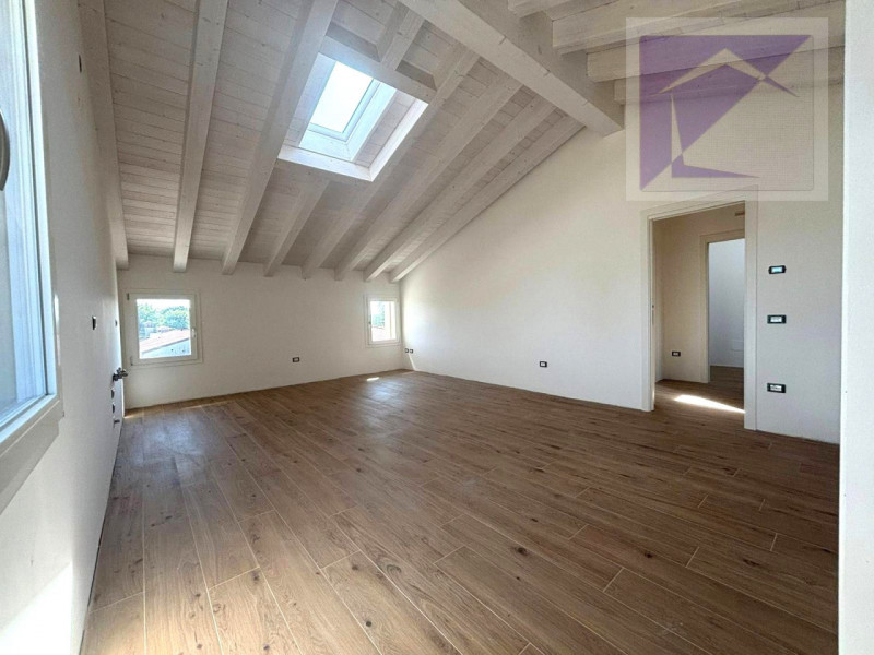 Loreggia, in frazione Loreggiola, in un esclusivo contesto di sole tre unità abitative, proponiam...