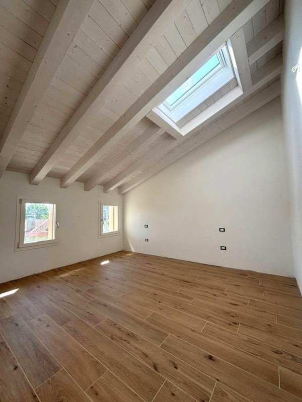 Loreggia, in frazione Loreggiola, in un esclusivo contesto di sole tre unità abitative, proponiam...