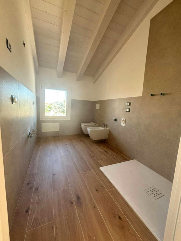 Loreggia, in frazione Loreggiola, in un esclusivo contesto di sole tre unità abitative, proponiam...