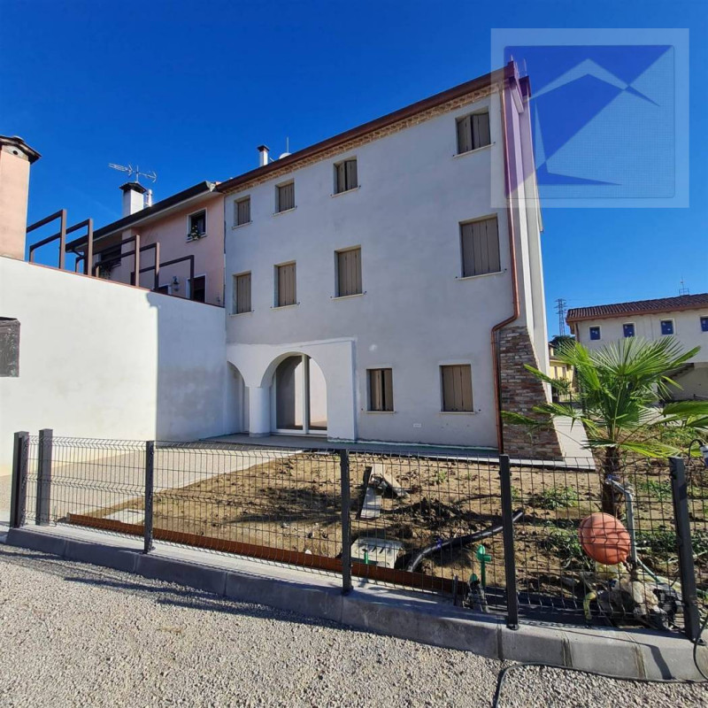 Loreggia, in frazione Loreggiola, in un esclusivo contesto di sole tre unità abitative, proponiam...