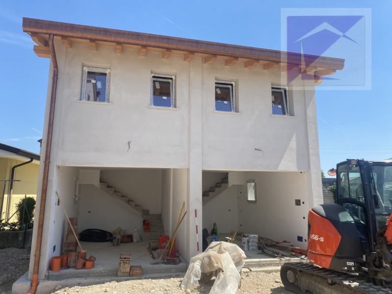 Loreggia, in frazione Loreggiola, in un esclusivo contesto di sole tre unità abitative, proponiam...