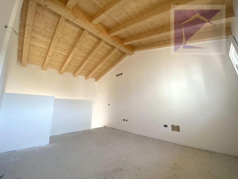 Loreggia, in frazione Loreggiola, in un esclusivo contesto di sole tre unità abitative, proponiam...