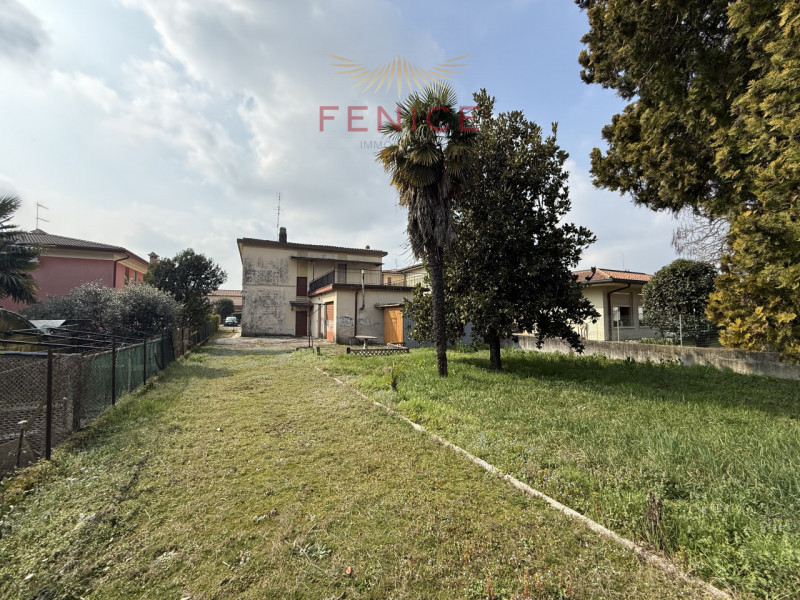 Nel cuore delle colline del Colfosco, frazione del Comune di Susegana, proponiamo in vendita escl...
