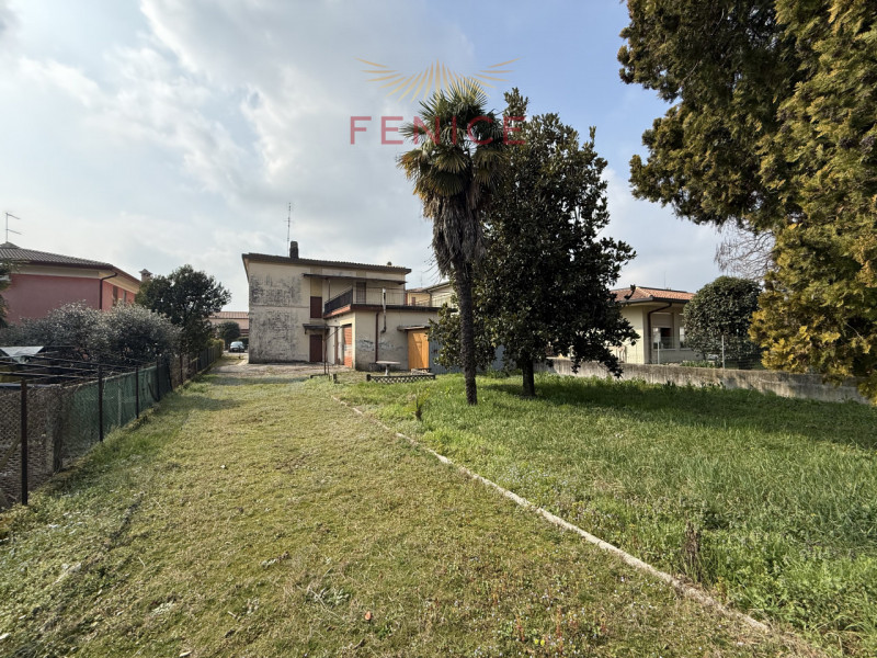 Nel cuore delle colline del Colfosco, frazione del Comune di Susegana, proponiamo in vendita escl...