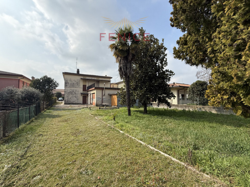 Nel cuore delle colline del Colfosco, frazione del Comune di Susegana, proponiamo in vendita escl...