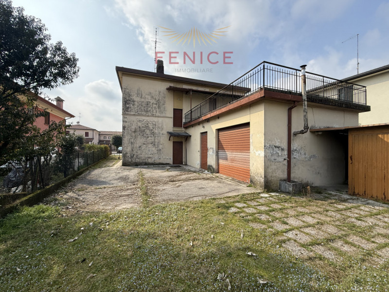 Nel cuore delle colline del Colfosco, frazione del Comune di Susegana, proponiamo in vendita escl...
