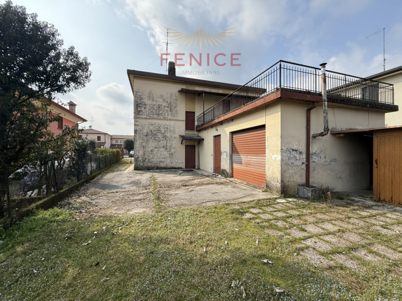 Nel cuore delle colline del Colfosco, frazione del Comune di Susegana, proponiamo in vendita escl...
