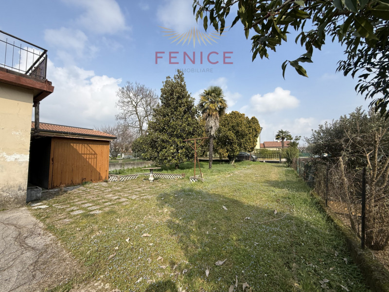 Nel cuore delle colline del Colfosco, frazione del Comune di Susegana, proponiamo in vendita escl...
