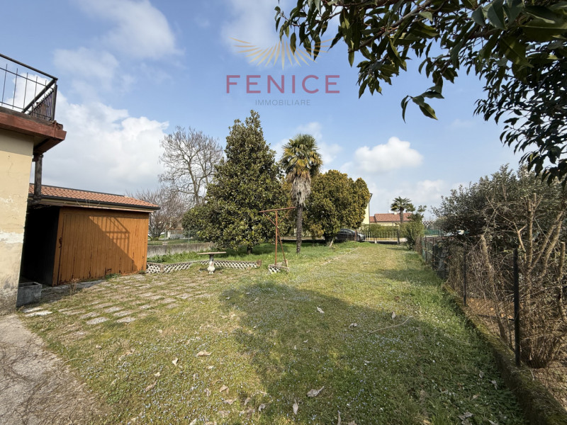 Nel cuore delle colline del Colfosco, frazione del Comune di Susegana, proponiamo in vendita escl...
