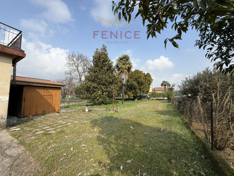 Nel cuore delle colline del Colfosco, frazione del Comune di Susegana, proponiamo in vendita escl...