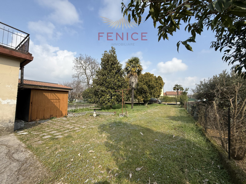 Nel cuore delle colline del Colfosco, frazione del Comune di Susegana, proponiamo in vendita escl...