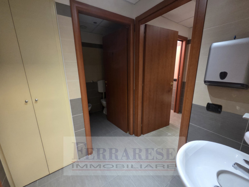 PADOVA ZONA INDUSTRIALE EST - Proponiamo in locazione in blocco prestigiosa e funzionale soluzion...