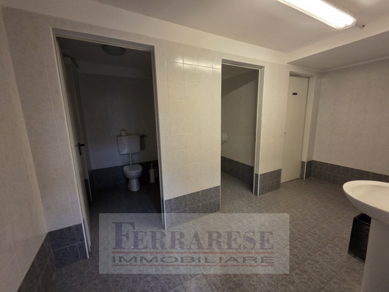 PADOVA ZONA INDUSTRIALE EST - Proponiamo in locazione in blocco prestigiosa e funzionale soluzion...