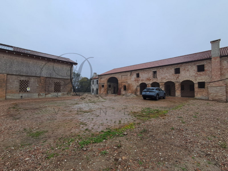 CANDIANA: CASALE DI 1000 MQ AL GREZZO 
A Candiana proponiamo splendido casale del 700 ristruttura...