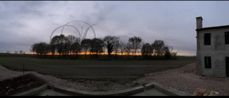 CANDIANA: CASALE DI 1000 MQ AL GREZZO 
A Candiana proponiamo splendido casale del 700 ristruttura...