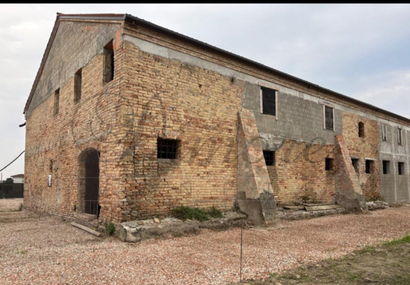 CANDIANA: CASALE DI 1000 MQ AL GREZZO 
A Candiana proponiamo splendido casale del 700 ristruttura...