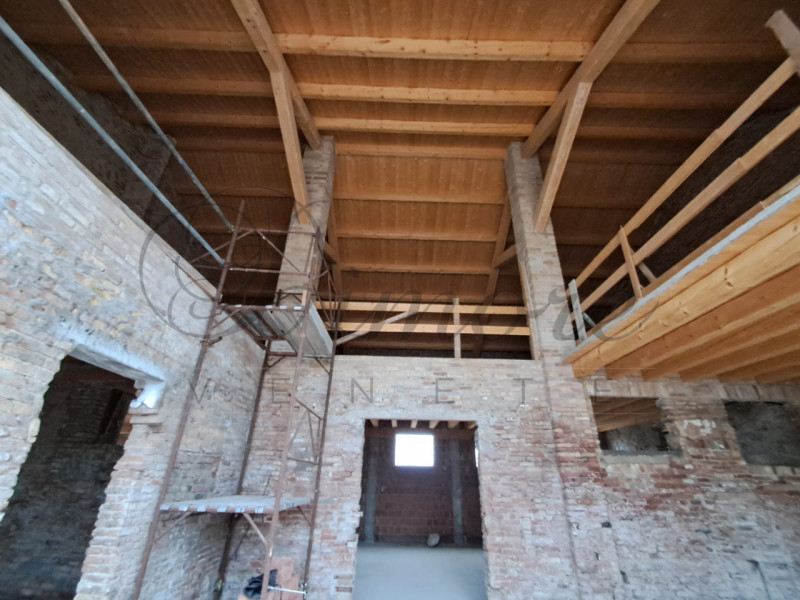 CANDIANA: CASALE DI 1000 MQ AL GREZZO 
A Candiana proponiamo splendido casale del 700 ristruttura...