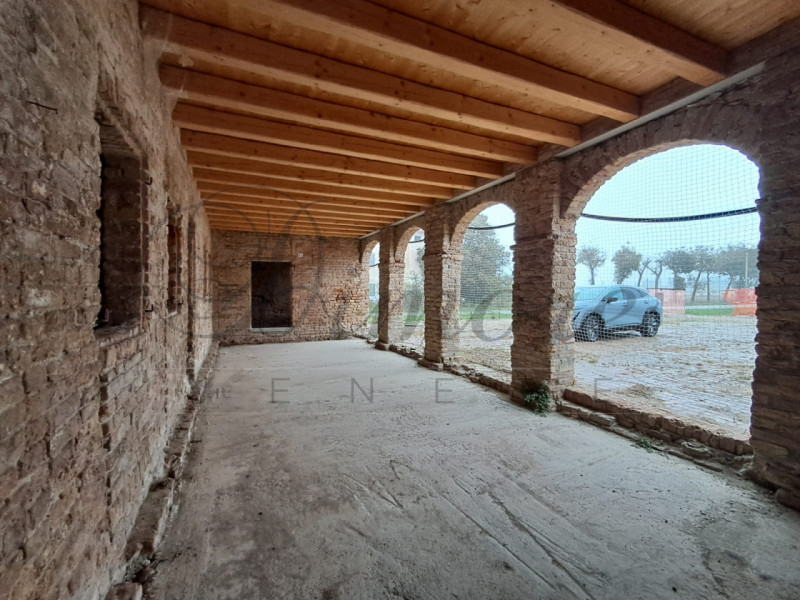 CANDIANA: CASALE DI 1000 MQ AL GREZZO 
A Candiana proponiamo splendido casale del 700 ristruttura...